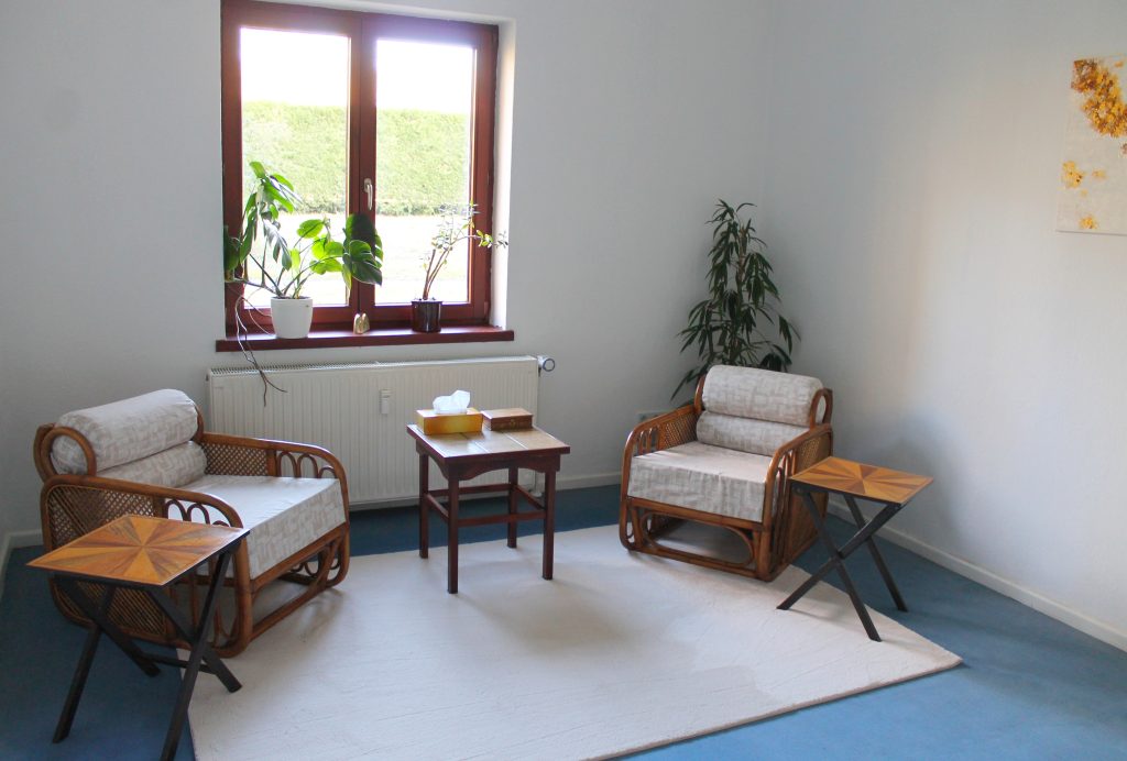 Ruhiges Gesprächszimmer mit bequemen Sesseln